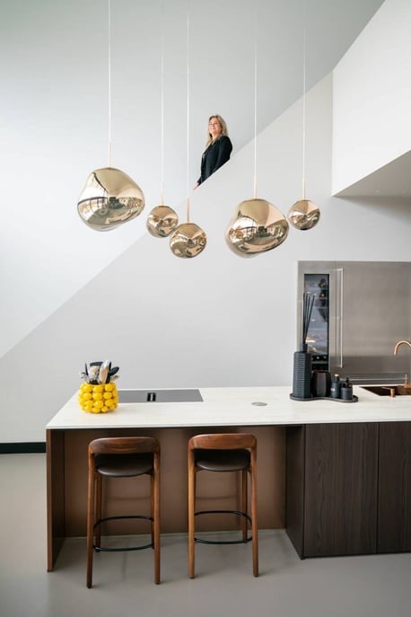 Grote open keuken met hoog plafond