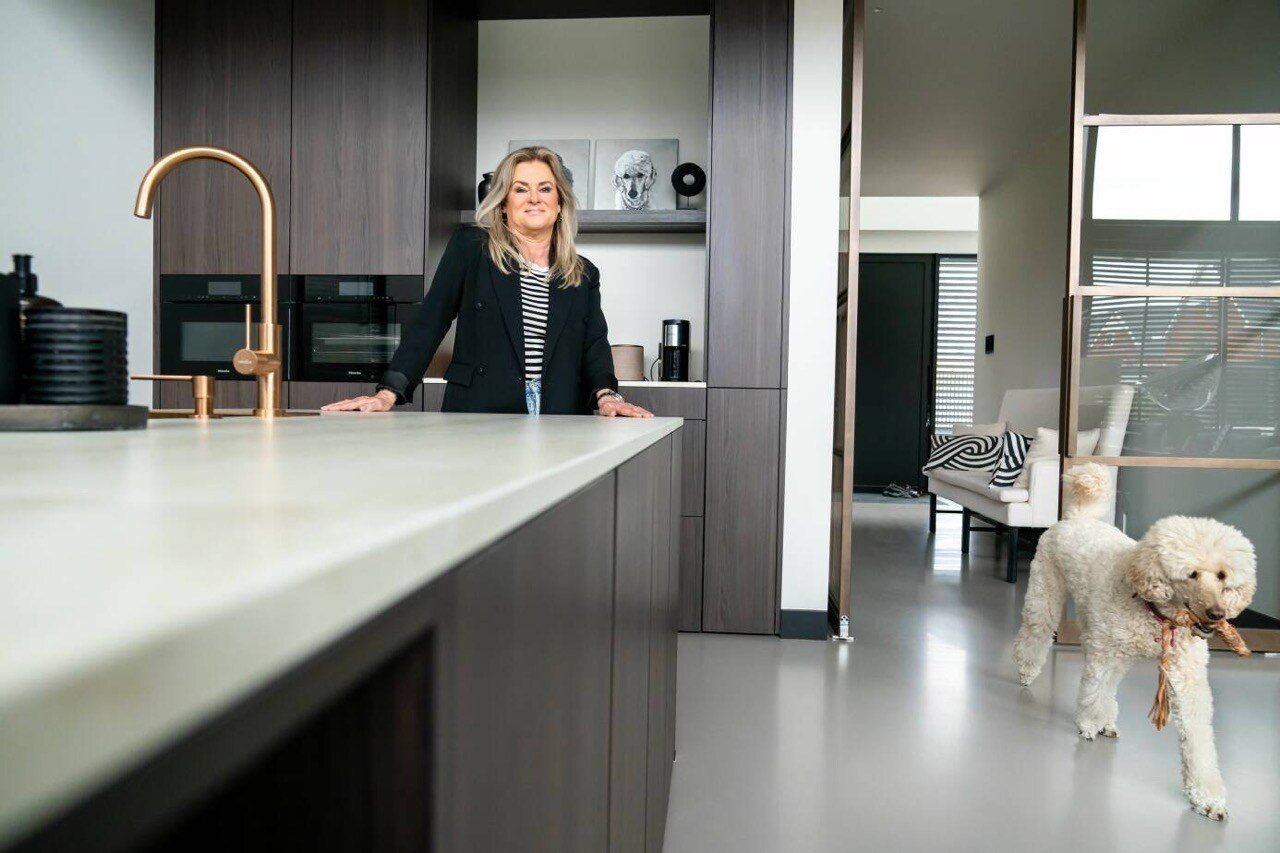 Keuken met vrouw en hond