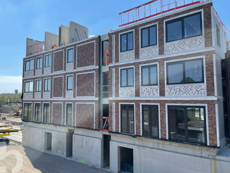 Afbouw van blok A in Oranjekade in Helmond