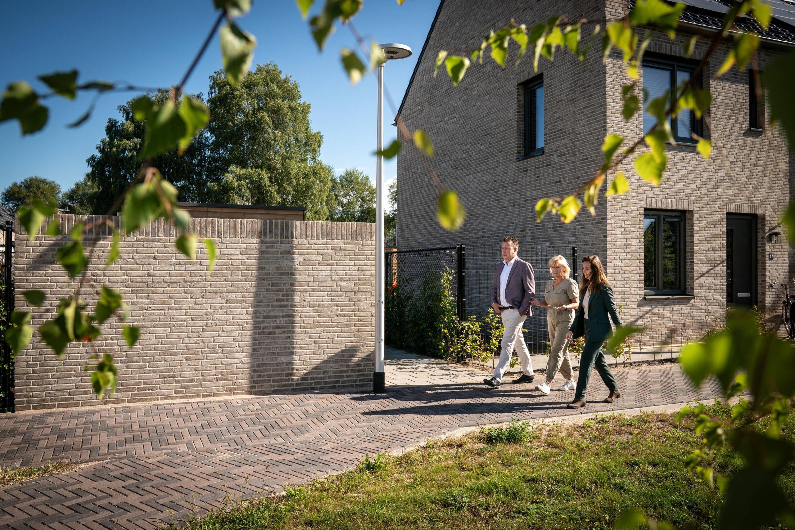 Verkoopmanager Esther de Jong – Gerressen van BPD, Accountmanager Dennis Solen van Huysinc en Kopersbegeleider Johanna Ek van Nikkels op het Douma-terrein in Raalte.